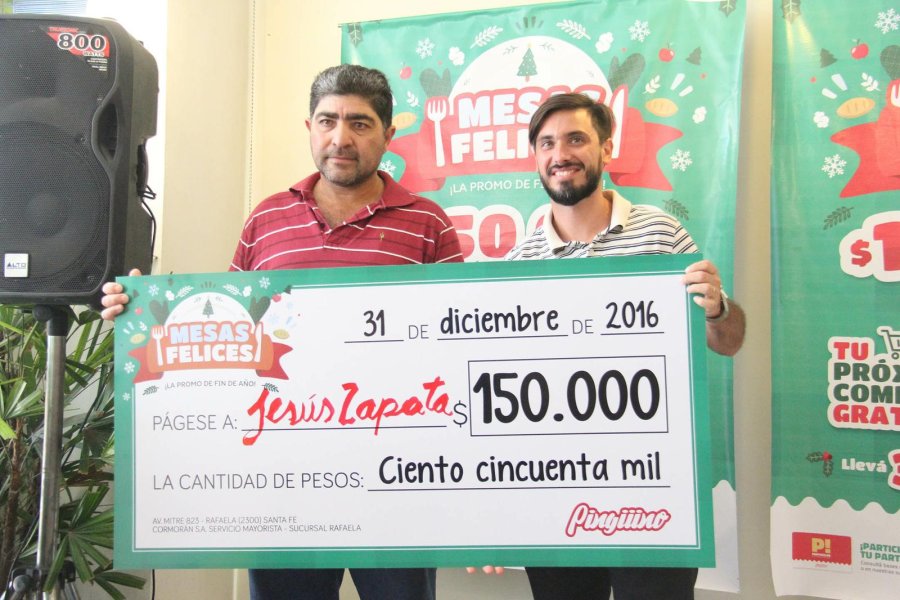 FOTO J. BARRERA GRAN PREMIO. Francisco L&oacute;pez, gerente de Marketing de Ping&uuml;ino, entreg&oacute; el cheque para las fotos en el bar del supermercado.  SOLIDARIDAD. Carolina L&oacute;pez (centro) al entregar la donaci&oacute;n de $ 30 mil a Claudia Elsener y Ana Santucci, r