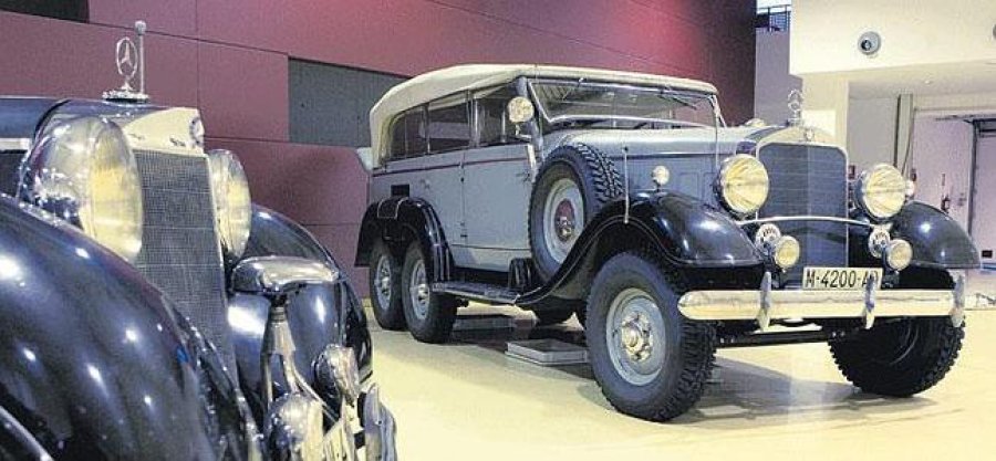 FOTO EL MUNDO FLOTA REAL. Motocicletas Harley Davidson, Rolls- Royce Phantom IV entre tantos vehículos de lujo.