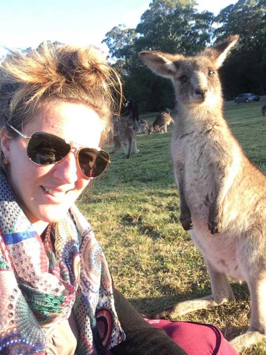 FOTOS FACEBOOK MCA AUSTRALIA./ Cecilia Aner con un canguro. TAILANDIA./ Monjes budistas con sus tradicionales t&uacute;nicas naranjas.