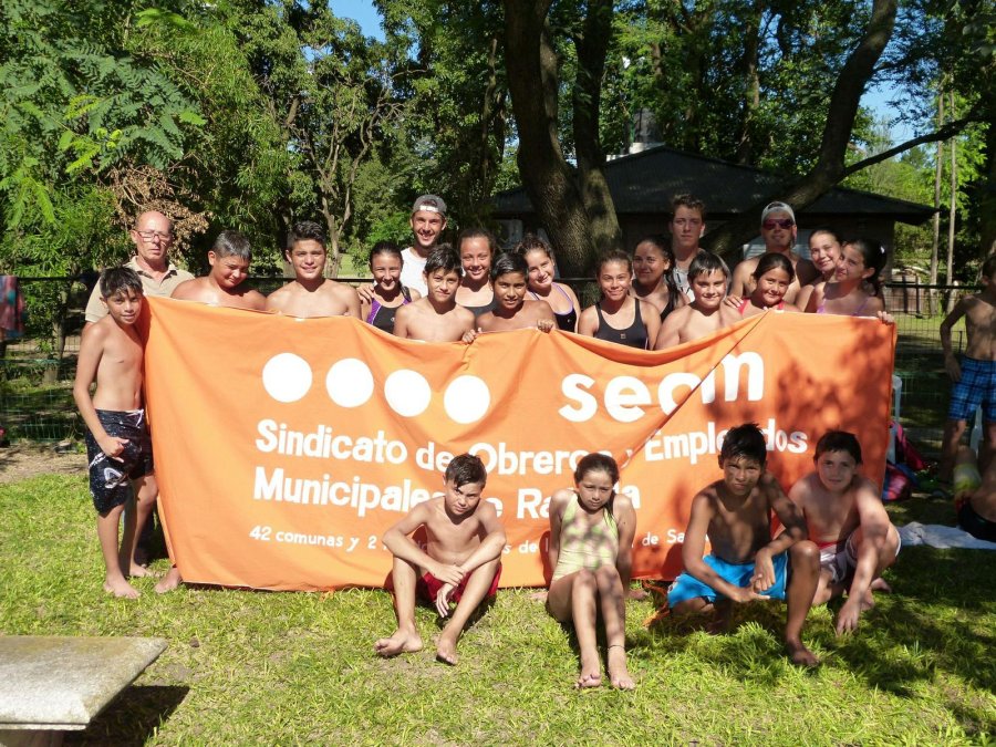 FOTO PRENSA SEOM GRUPO. Los chicos que participaron, el mi&eacute;rcoles, del encuentro en la pileta del Balneario.  CAMPAMENTO. Se desarroll&oacute; a principios de la semana en el Complejo Recreativo.