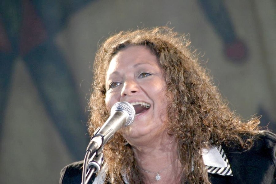 ANGELA IRENE// Su presencia brillar&aacute; en el escenario mayor del folclore.