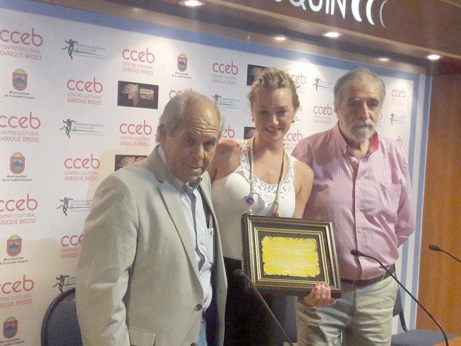 EN LA SALA DE PRENSA./ Patricia junto a Yunes y Fiorillo al recibir la distinci&oacute;n. EN EL ESCENARIO./ Imagen de la noche en que le cant&oacute; al pa&iacute;s.