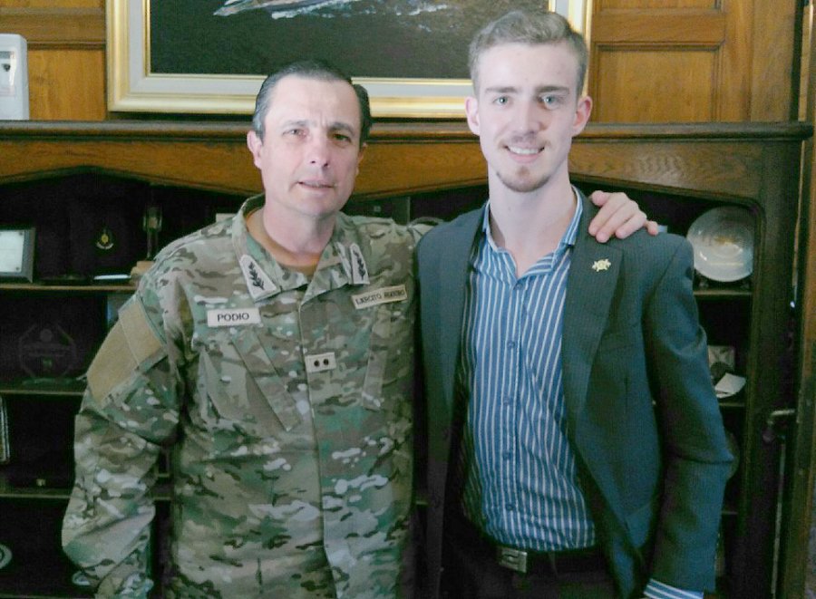 CARLOS PODIO. El militar, con ropa de fajina, junto a Brian Mayer, autor de esta nota. FOTO BJM