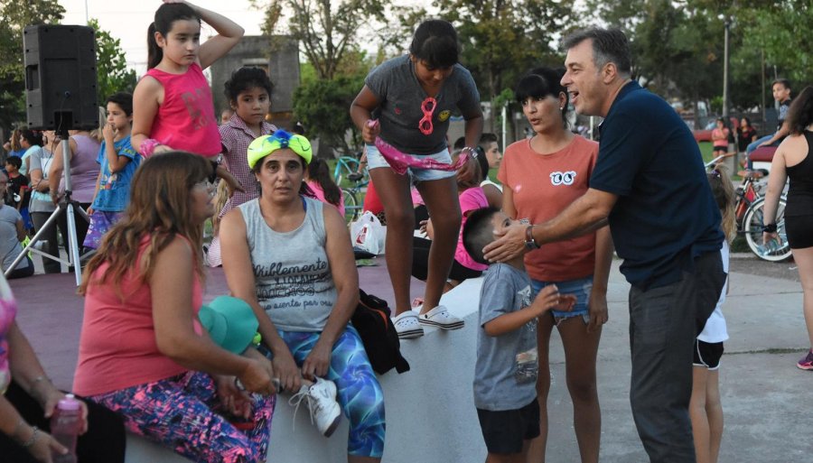 FOTO ZUMBA ZUMBA./ Castellano con los vecinos de la ciudad.