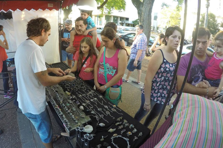 FOTO M. LIOTTA ARTESANOS Y VECINOS. Por momentos, la Plaza fue un hormiguero con tantos visitantes de la feria.  A TODO VOLUMEN. Addenda con sus clásicos en el Parque de los Eucaliptos.