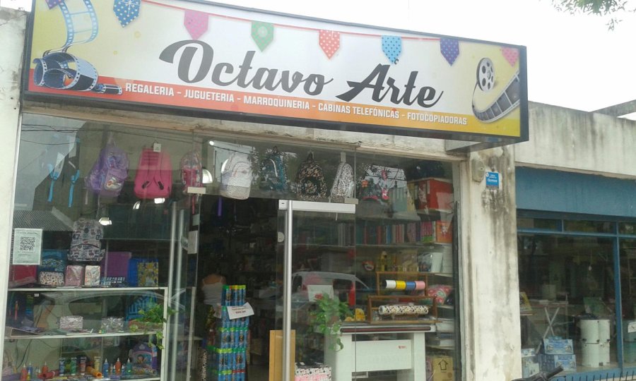 FOTOS EGH FACHADA./ El local est&aacute; ubicado en calle Rosario 683 del barrio 9 de Julio. LA RESPONSABLE./ Mar&iacute;a Eva Yacovino sigue los pasos de Jorge, su padre comerciante. AMPLIO SALON./ Incluye art&iacute;culos de regaler&iacute;a, jugueter&iacute;a y marroquiner&iacute;a.