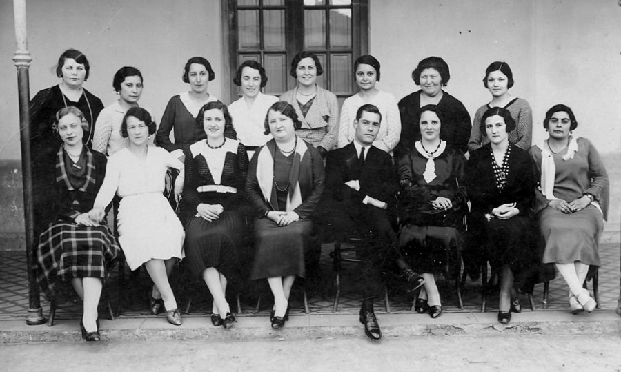 FOTO ARCHIVO DIRECTIVOS Y PERSONAL./ Grupo que se desempe&ntilde;aba en el establecimiento en 1932.