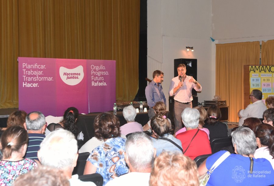 FOTO PM NATACION PARA ADULTOS. El intendente Luis Castellano y el subsecretario de Deportes, Sebastian Ballina explican el programa a los abuelos.