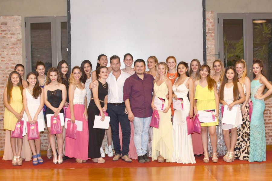 FOTO UMO PROPUESTA./ Integrantes de UMO Model School con sus responsables.