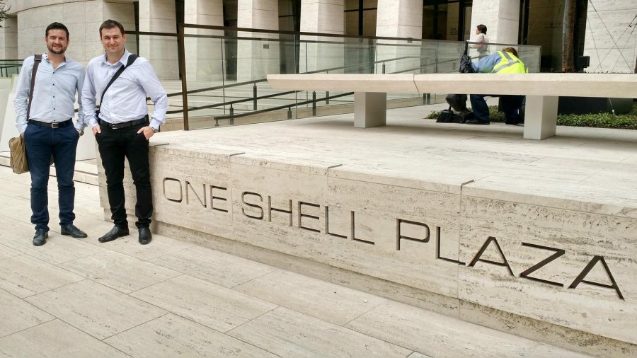 FOTO GRANA SRL VISITAS. Gregory Morrison, Emmanuel Grana, Brian Finch, Mat&iacute;as Soto y Ariel Argento en la planta de Grana SRL en el PAER.  VIAJE DE NEGOCIOS. Emmanuel Grana junto a Ariel Argento en las oficinas de Shell en Houston.