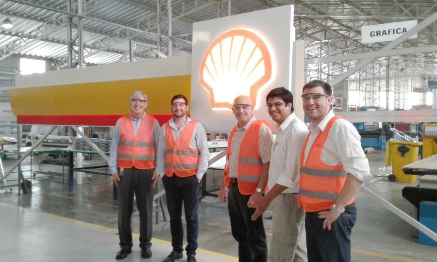 FOTO GRANA SRL VISITAS. Gregory Morrison, Emmanuel Grana, Brian Finch, Matías Soto y Ariel Argento en la planta de Grana SRL en el PAER.  VIAJE DE NEGOCIOS. Emmanuel Grana junto a Ariel Argento en las oficinas de Shell en Houston.