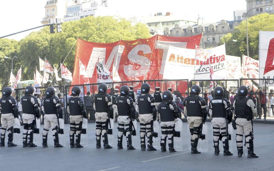 FOTO ARCHIVO NA TENSIONES. En una semana, el Gobierno disfrut&oacute; la marcha de la democracia y padeci&oacute; el paro cegetista.