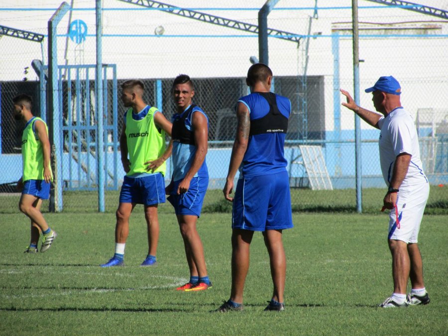 PRUEBA. / El DT Llop dándole indicaciones a Diego Montiel, quien ayer estuvo por la banda derecha.- Foto Archivo