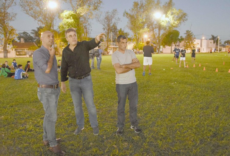 OBSERVANDO./ El intendente Luis Castellano junto a Mario Arber y Sebastián Ballina.- Foto: Prensa Municipal