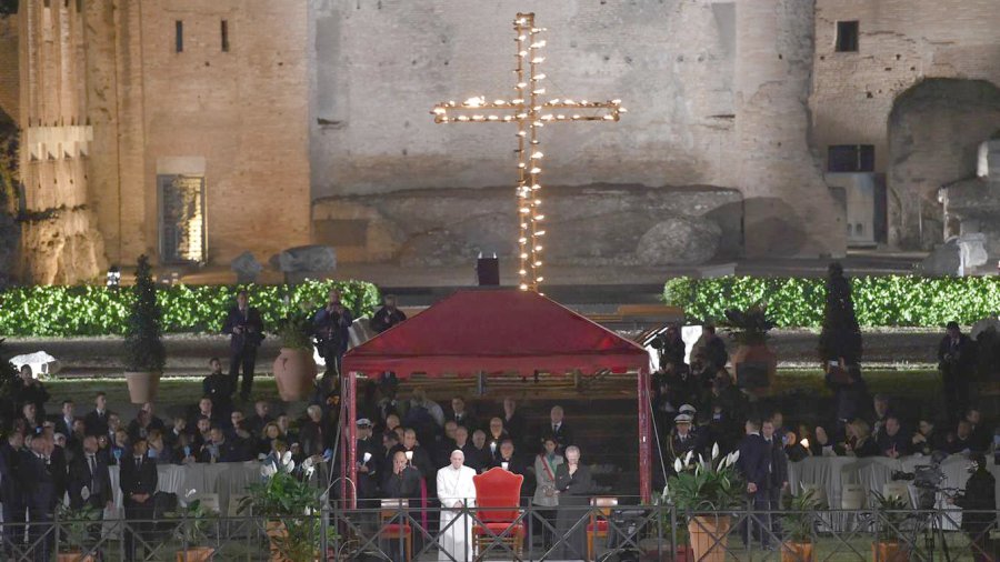 PAPA./ Encabezó su quinto Via Crucis fuera del Coliseo romano.- Foto AFP