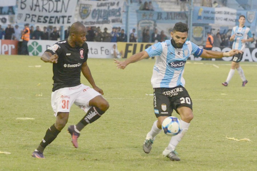 REFERENTE./ Oscar Carniello se ha consolidado en el lateral derecho del equipo rafaelino. Foto Archivo