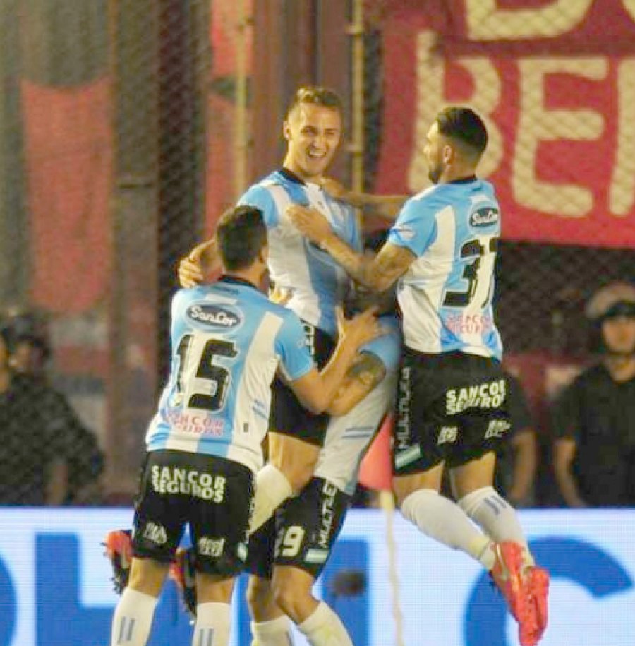 FOTO NA POR LA PELOTA. / Gabriel Gudiño, ingresado para jugar el complemento, pelea por el balón junto al jugador de Independiente.   FOTO WEB FESTEJO. / Angelo Martino, marcó su primer gol en primera, y todos celebran. Era el 1-0 parcial.