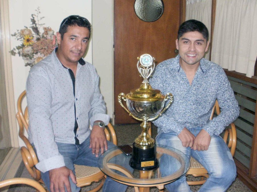 TROFEO./ Sergio Lussso y Diego Aguilar exhibieron la distinción, con orgullo. Foto: La Opinión
