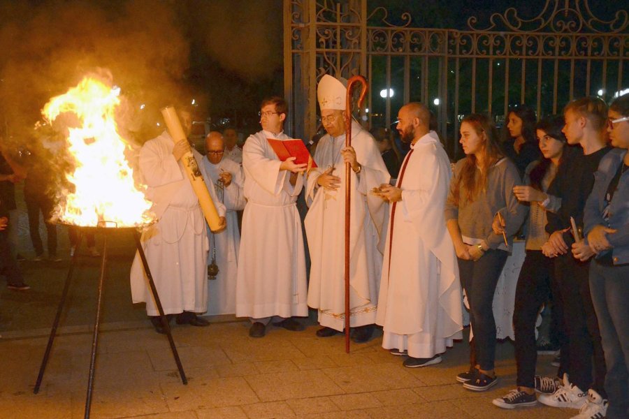 CIRIO PASCUAL. Anoche fue bendecido por el obispo Fernández en el atrio de la Catedral. Foto: M. Liotta