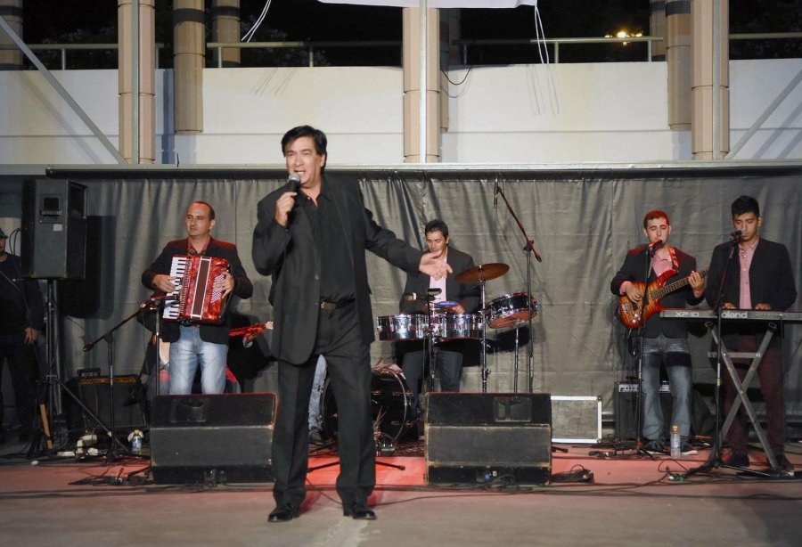 ADRIÁN VARGAS. El "negro que puede" se dio un gusto muy lindo cantando ayer para todos en el Anfiteatro.- Foto: M. Liotta