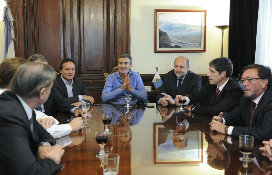 FOTO NA ALMUERZO. Randazzo con Pichetto y Perotti, entre otros.