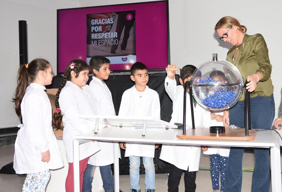 FOTO PRENSA MUNICIPAL GANADORES. El sorteo permitió premiar a quienes hicieron bien las cosas al transitar por el microcentro.  EDUCACION VIAL. Castellano junto a los alumnos de la Escuela Moreno que impulsan la campaña "La Moreno te pone freno".