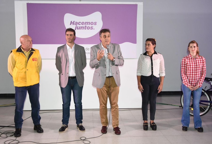 FOTO PRENSA MUNICIPAL GANADORES. El sorteo permitió premiar a quienes hicieron bien las cosas al transitar por el microcentro.  EDUCACION VIAL. Castellano junto a los alumnos de la Escuela Moreno que impulsan la campaña "La Moreno te pone freno".