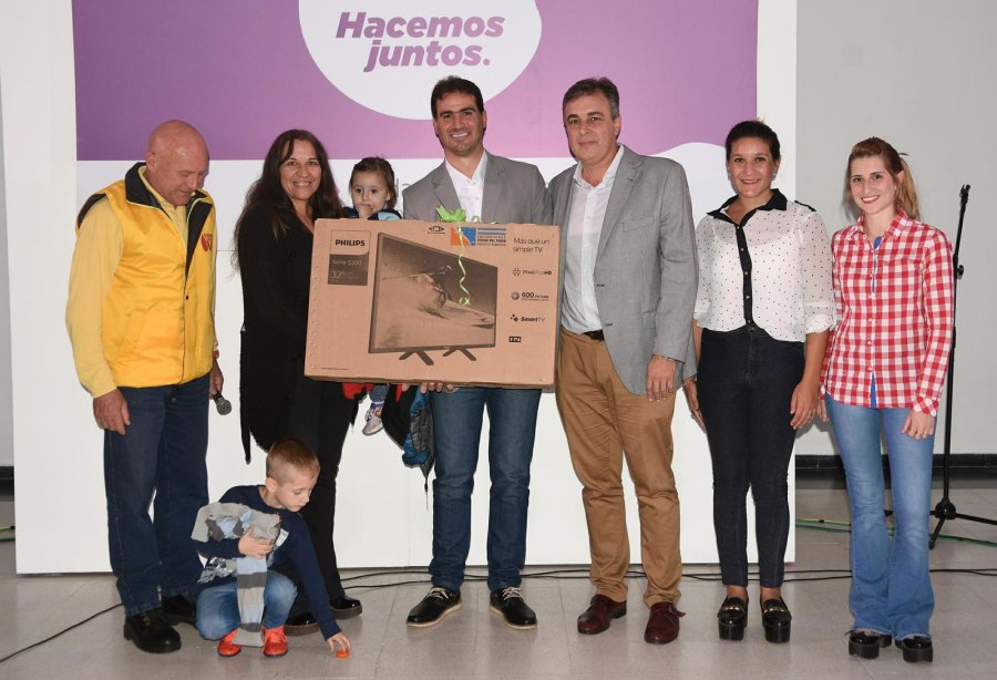 FOTO PRENSA MUNICIPAL GANADORES. El sorteo permitió premiar a quienes hicieron bien las cosas al transitar por el microcentro.  EDUCACION VIAL. Castellano junto a los alumnos de la Escuela Moreno que impulsan la campaña "La Moreno te pone freno".