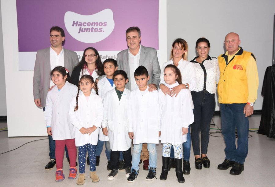 FOTO PRENSA MUNICIPAL GANADORES. El sorteo permitió premiar a quienes hicieron bien las cosas al transitar por el microcentro.  EDUCACION VIAL. Castellano junto a los alumnos de la Escuela Moreno que impulsan la campaña "La Moreno te pone freno".