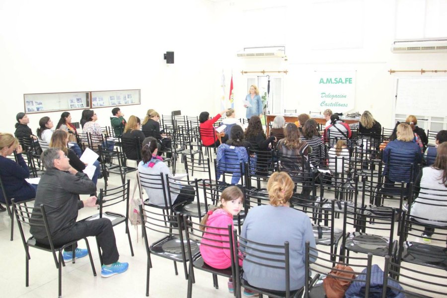 FOTO JORGE BARRERA REUNION INFORMATIVA. Se llevó acabo anoche en nuestra ciudad, donde los docentes levantaron la mano.