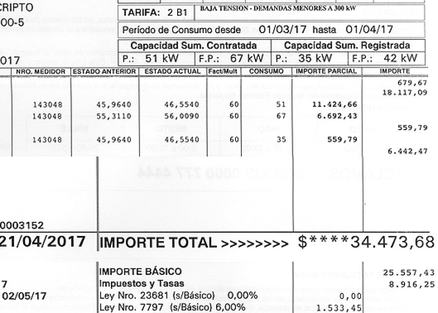 COMPARACION. Las boletas por los consumos, idénticos, de febrero y marzo, con una suba de $10 mil.