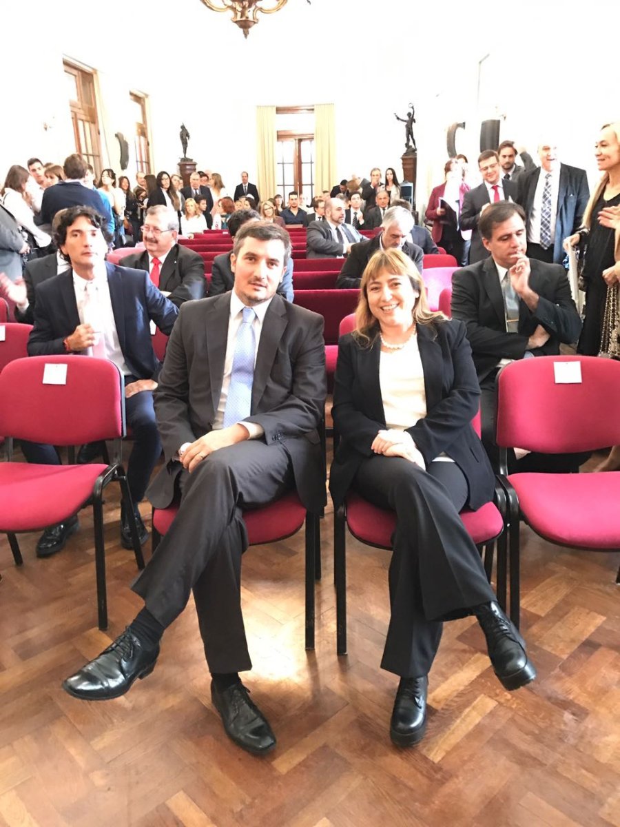 FOTO PRENSA MPA JURA. El nuevo fiscal regional de Rafaela, Diego Vigo, y la defensora regional Estrella Moreno.  FOTO PRENSA MPA SALE Y ENTRA. El anterior fiscal general Julio de Olazábal conversa con su reemplazante, Jorge Baclini.