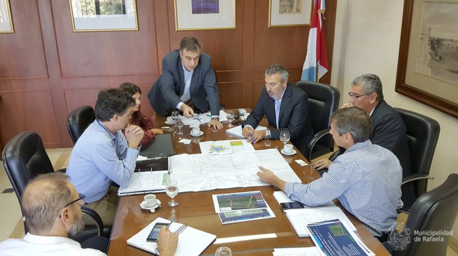 ANALISIS./ Funcionarios municipales junto a los de Litoral Gas en Intendencia.- Foto Archivo