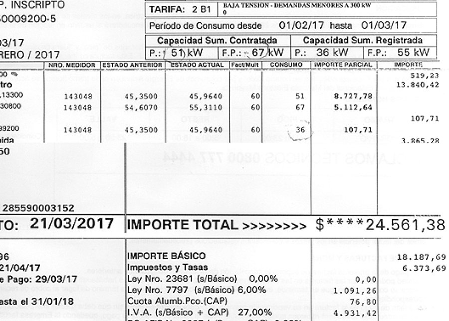 COMPARACION. Las boletas por los consumos, idénticos, de febrero y marzo, con una suba de $10 mil.