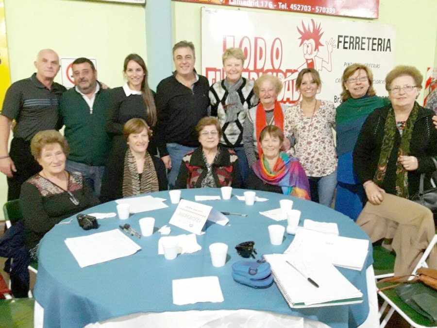 FOTO MUNICIPIO ADULTOS MAYORES./ Los participantes con funcionarios municipales.