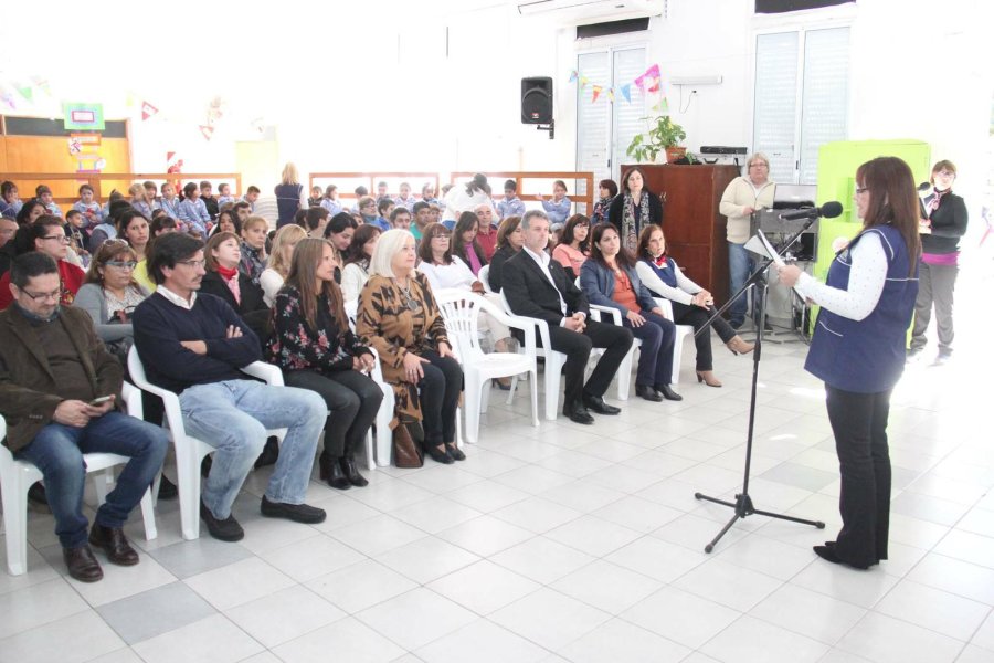 FOTO J. BARRERA ACTO./  La directora del Jard&iacute;n Elena Amarilla se dirige a los presentes.