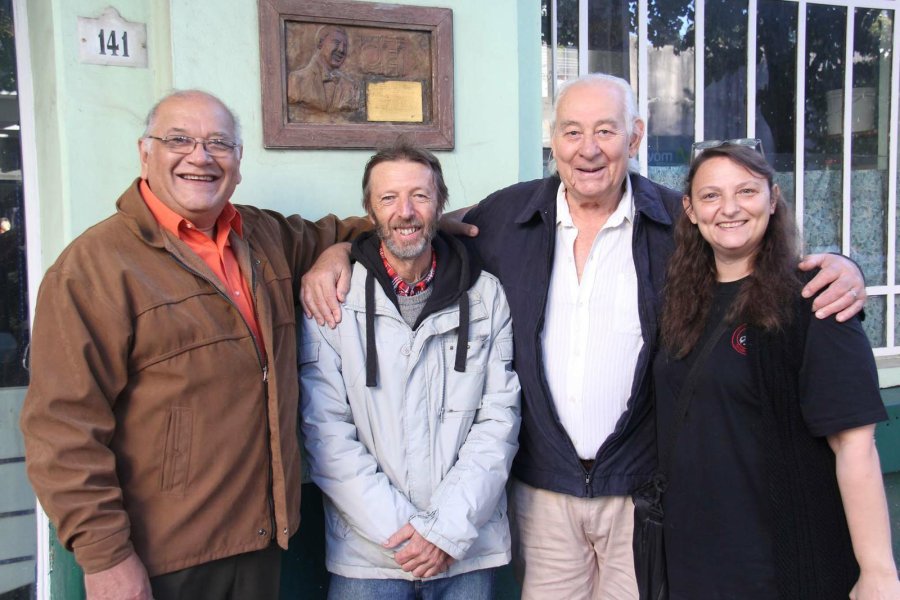 FOTO J. BARRERA// ESTATUA./ Julio Cepeda, Roberto Grazioli, N&eacute;stor Castillo y Cristina Paccioretti, junto a la obra.