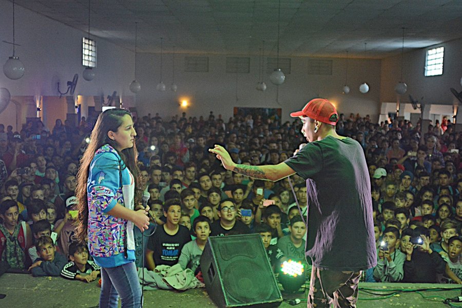 FOTO PRENSA MUNICIPAL FIESTA URBANA. Protagonistas y funcionarios en el escenario de Independiente.