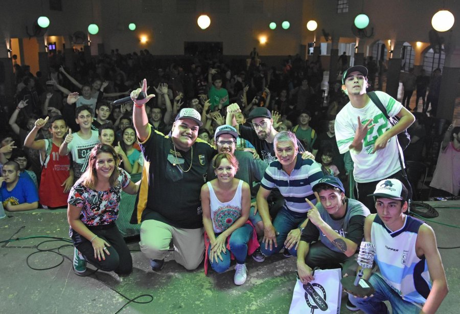 FOTO PRENSA MUNICIPAL FIESTA URBANA. Protagonistas y funcionarios en el escenario de Independiente.