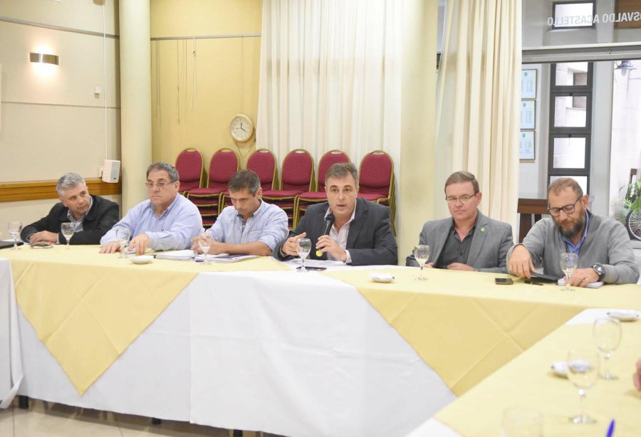 AUTORIDADES./ El Intendente junto a integrantes de su gabinete y del CCIRR.- Foto: Prensa Municipal