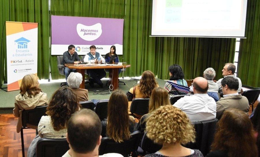 Los funcionarios al dar detalles de la encuesta del ICEDeL.- Foto: Prensa Municipal