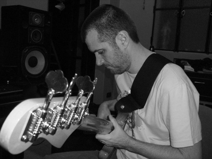 FOTO ARCHIVO MUSICO. Abratte y el bajo, o el bajo y Abratte, ya son familia.