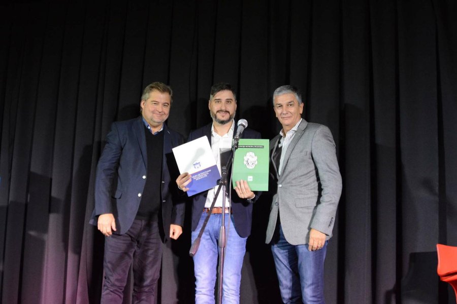 MARKETING. Mirabella, Ciceri y Muriel al entregar las resoluciones que declaran de Interés Provincial y Municipal al congreso.- Foto: M. LIOTTA