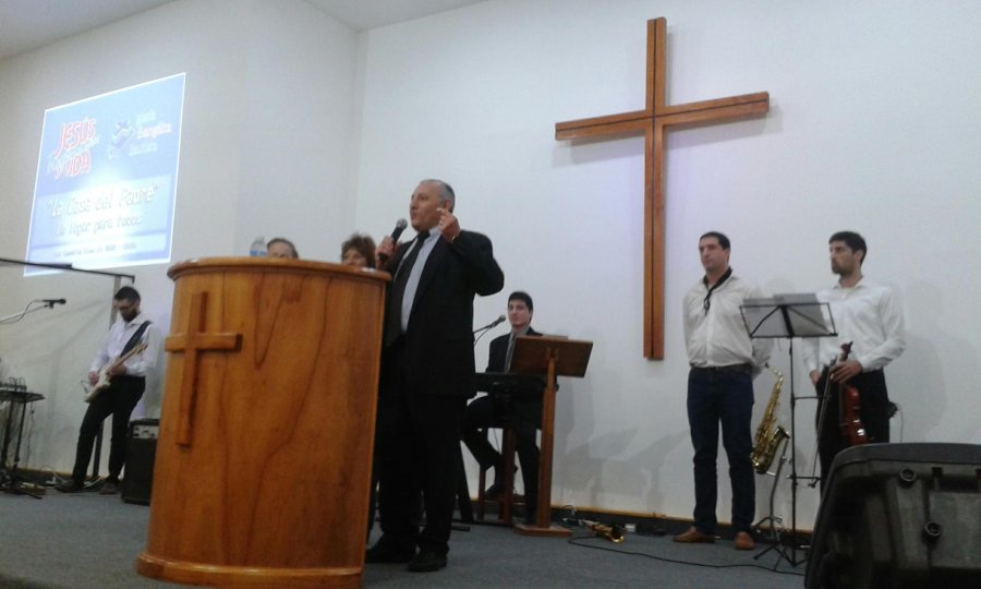 Anoche durante la reinauguración del templo "La casa del Padre" en calle Alem 444.- Foto: EGH TERRANOVA.