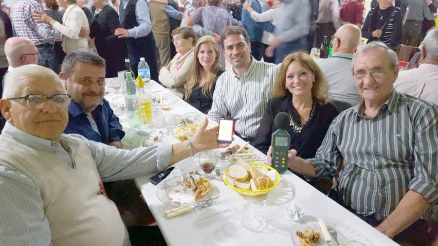 FOTO LA OPINION BAILE. Los abuelos tienen un lugar para dar rienda suelta a su alegr&iacute;a.  FOTO LA OPINION PRESENCIAS. Carlos Rossa y Aldo Forni -presidente y tesorero del Club- con los secretarios del Gabinete municipal, Delvis Bodoira, Brenda Vimo y