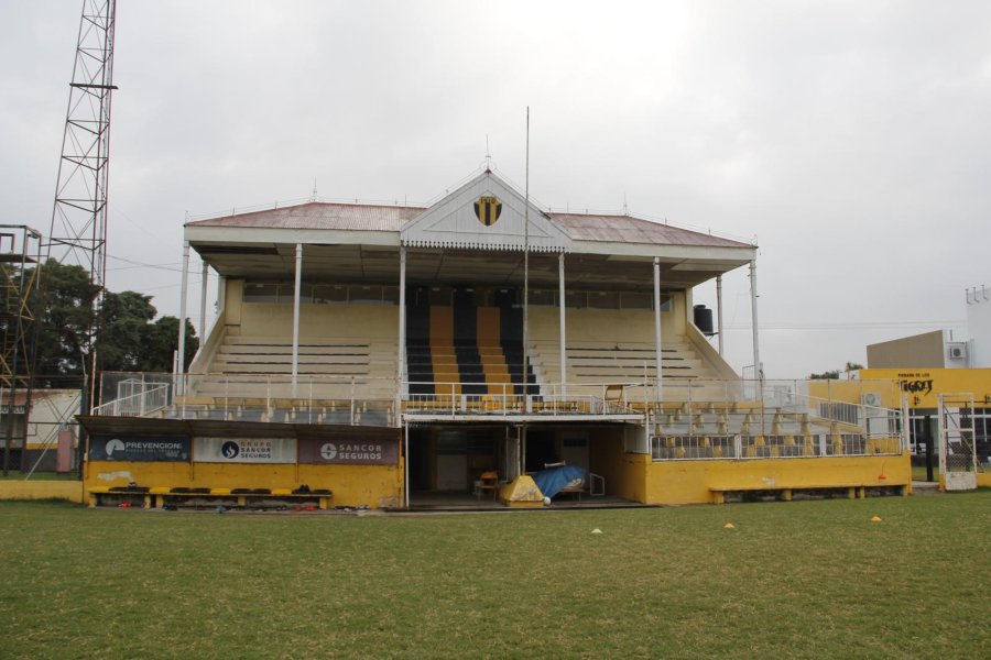 FOTO ARCHIVO// RELIQUIA./ Sigue presidiendo el principal campo de f&uacute;tbol de la entidad aurinegra.