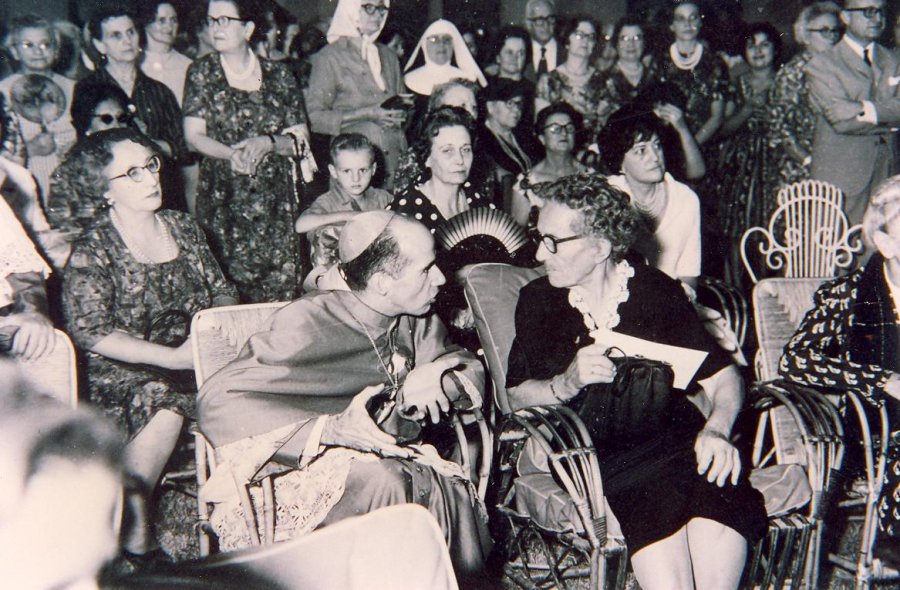 FOTO ARCHIVO DIALOGO HIST&Oacute;RICO./ El obispo Vicente Zazpe y Magdalena Grotter de Lorenzi.