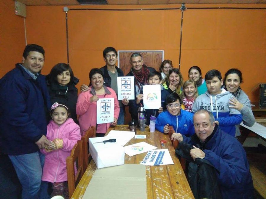 FOTO FACEBOOK CARITAS RAFAELA BARRIO ZAZPE. En la Capilla Nuestra Se&ntilde;ora de Itat&iacute; se preparaban para la colecta.