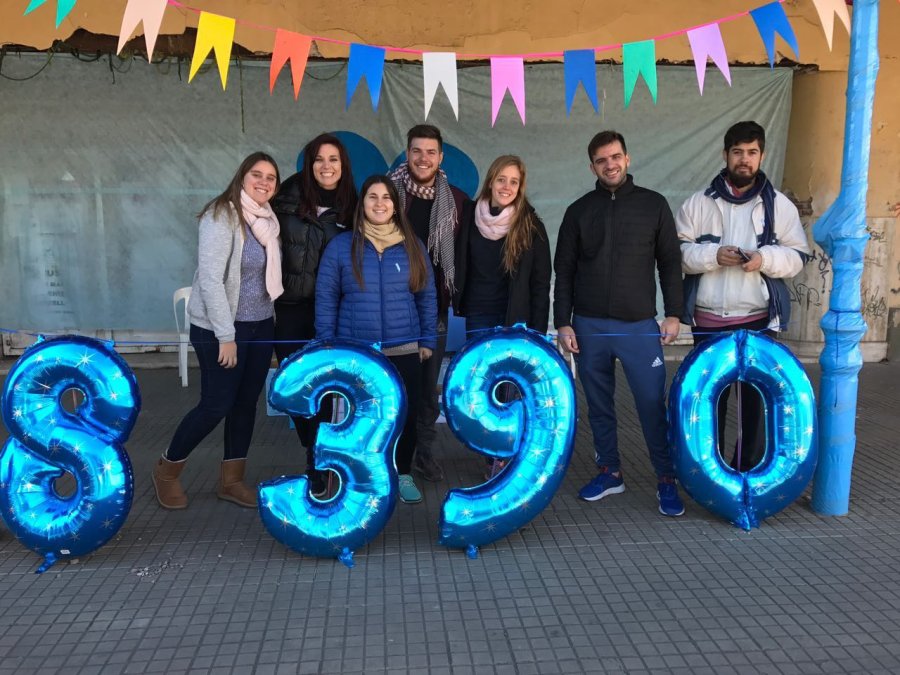 FOTO UN LITRO DE LECHE POR MES SOLIDARIDAD. La leche que reunieron ayer ya estaba clasificada.