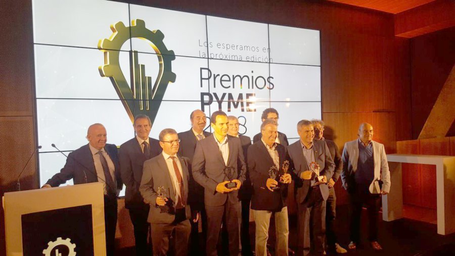 FOTO DEISA DISTINCION. En el Auditorio de la sede corporativa de Banco Galicia, Ferrero agradece el Premio, el jueves pasado.  PREMIADOS. Ferrero junto a los representantes de las otras empresas galardonadas.